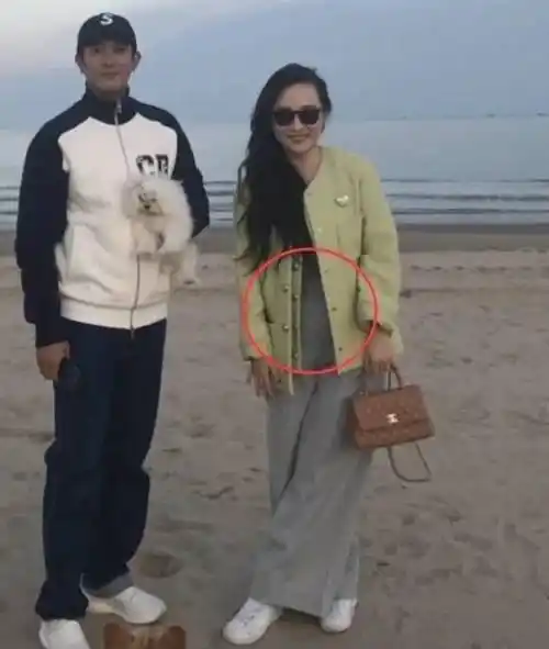 原创霍思燕杜江跟粉丝合影弓着背还有肚腩身材不好仍有贵妇气质