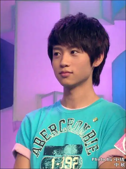 魏晨在快乐大本营笑场的图片