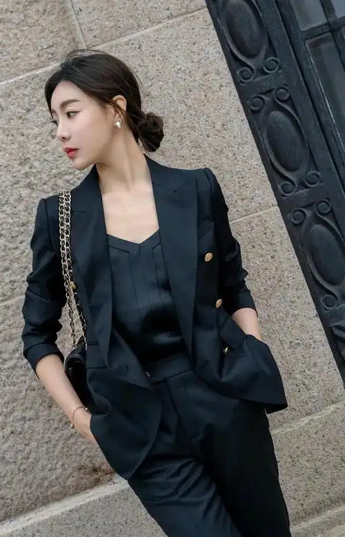 精致干练的西服裙,穿出自信的优雅气质,让你成为职场女性的焦点