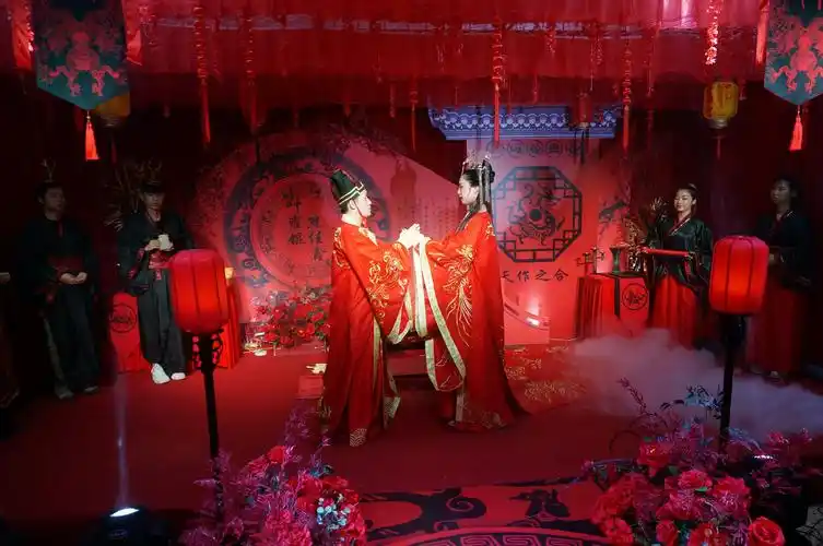 大冶久久红和武汉墨题诗为大家带来了一场盛大的汉代周制婚礼.