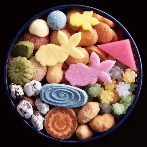 大面积的樱花粉,加上一点果绿色进行点缀,让整个的摆盘都变得有层次感