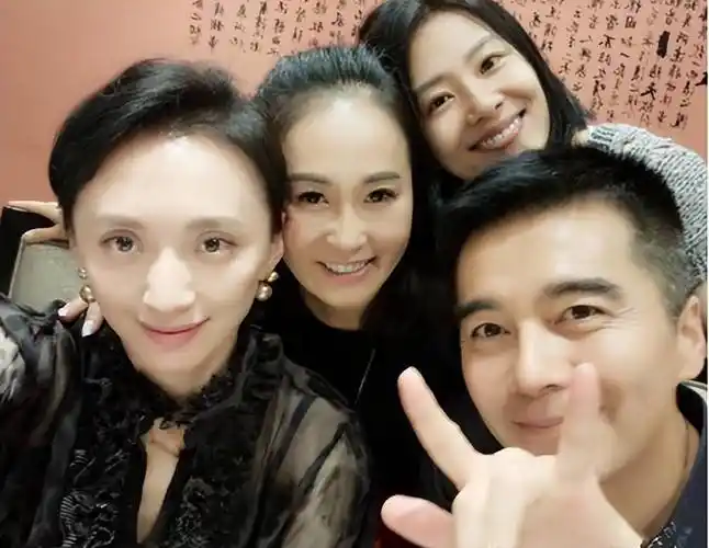 原创许亚军与四个演员妻子近照个个都漂亮出众儿子帅气超爸太多