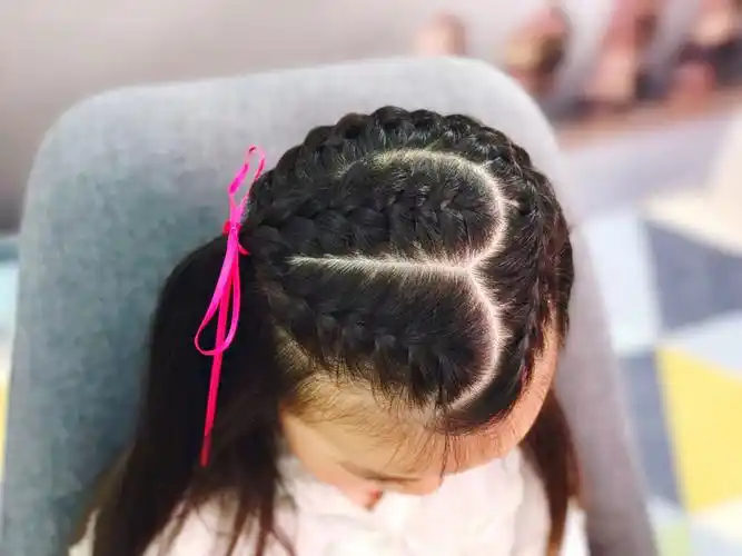 2岁女宝宝扎头发发型哪种好看_百科-8s新商盟