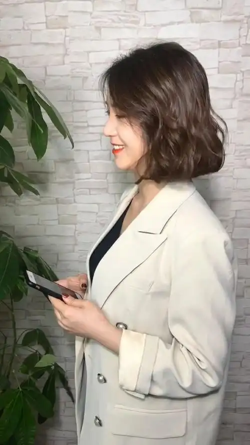 特别适合上班族的一款发型,看起来很显干练
