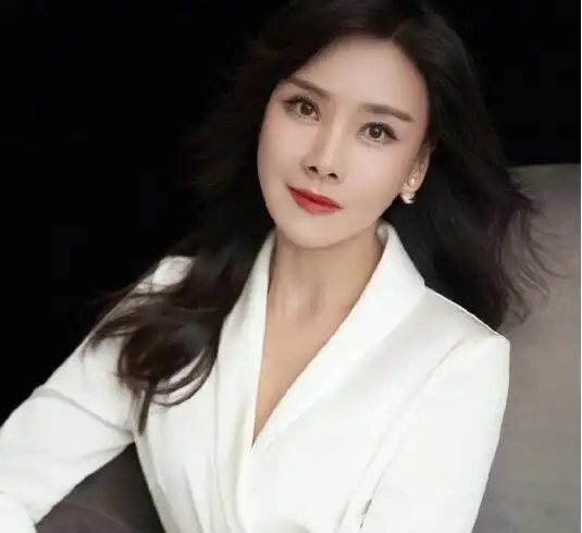 42岁何琳近照曝光,保养得宜美如少女,与陈坤赵薇大学同学