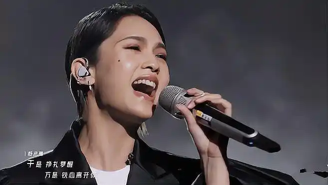 《乘风破浪的姐姐》精彩片段,贾青唱跳《爱我的请举手》,太赞了