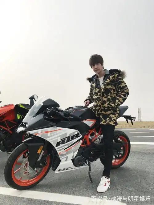 王一博摩托照