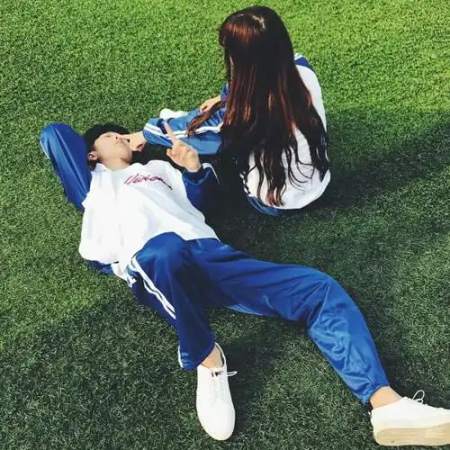 操场校服恋人_小清新情侣头像图片_扣扣居