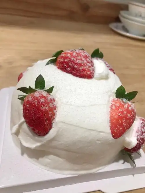 冬天的第一个草莓蛋糕