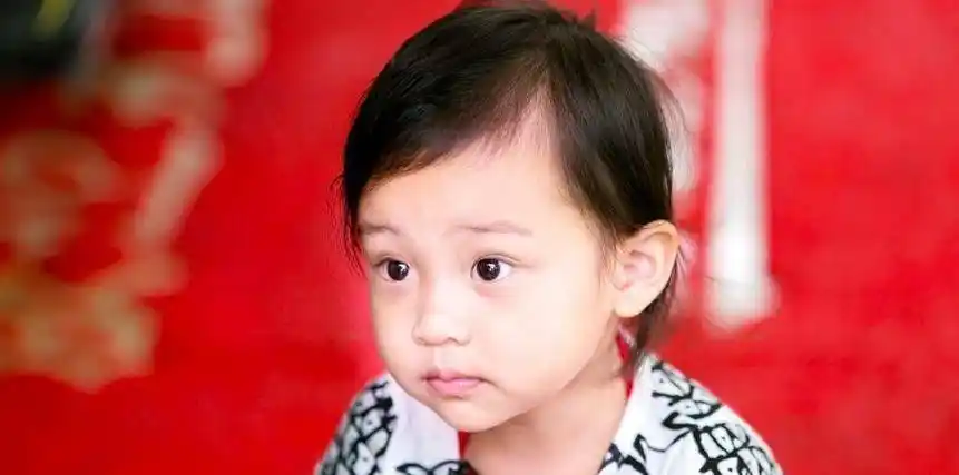 尽管在甜馨小时候,曾有人吐槽她的貌不扬,甚至说她有点像男孩,但这并