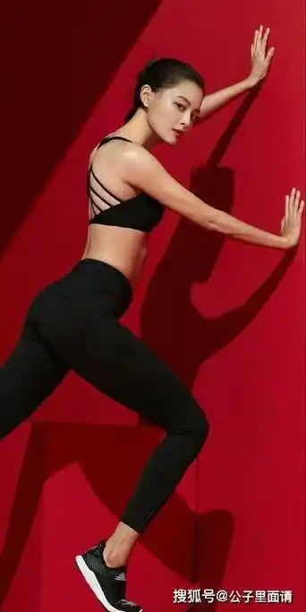 惊艳!38岁辛芷蕾瑜伽照,没有一丝赘肉