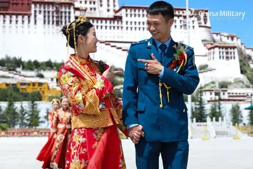 1/ 12 8月25日农历七夕,西部战区空军某基地和场站联合举办"情系蓝天