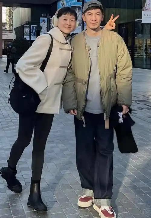 曝光的照片中,罕见露面的吴越穿着浅色外套,下身搭配黑色紧身裤,头上