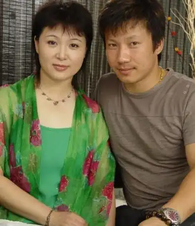 武泽锦熙组成萌妈囧娃队,势必要萌化一池春水,吴玉芳在剧中与这对萌