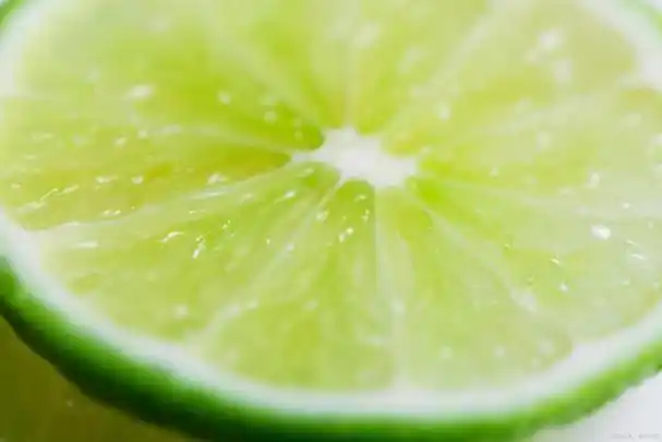 青柠檬和黄柠檬存在着哪些差异,青柠檬和黄柠檬,哪种泡水更好喝