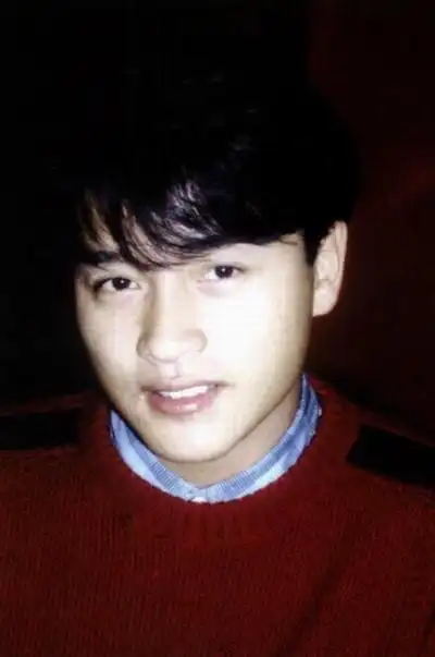 p>张国荣(1956年9月12日-2003年4月1日),出生于香港,中国香港男歌手