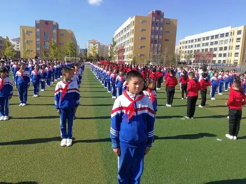 瞧!我们站姿标准,精神抖擞,时刻准备老师们的检阅!