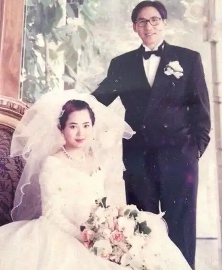 杨诺思与老公张坚庭结婚照