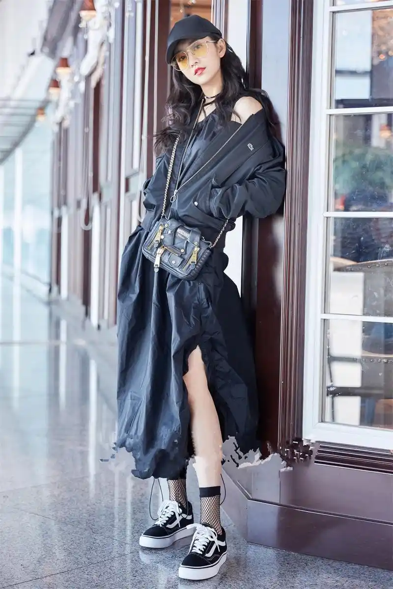 2020年流行一种新穿法,叫"仙女裙 帆布鞋",明星穿了都心动!