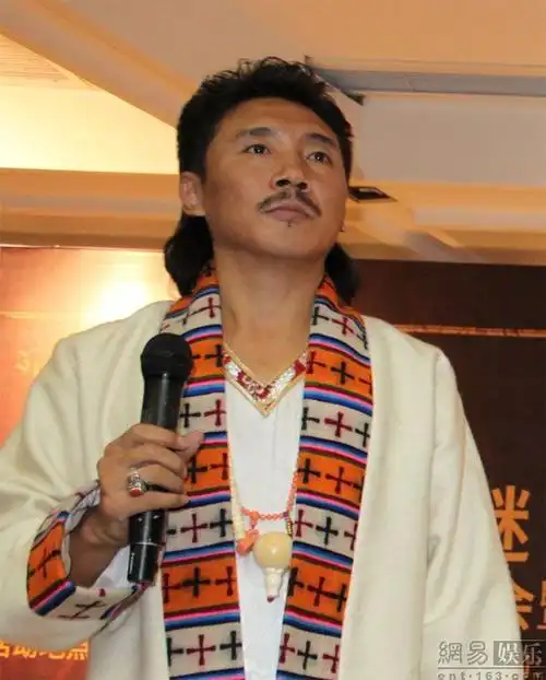 p>容中尔甲,1969年8月7日出生于四川 a target="_blank" href="/item