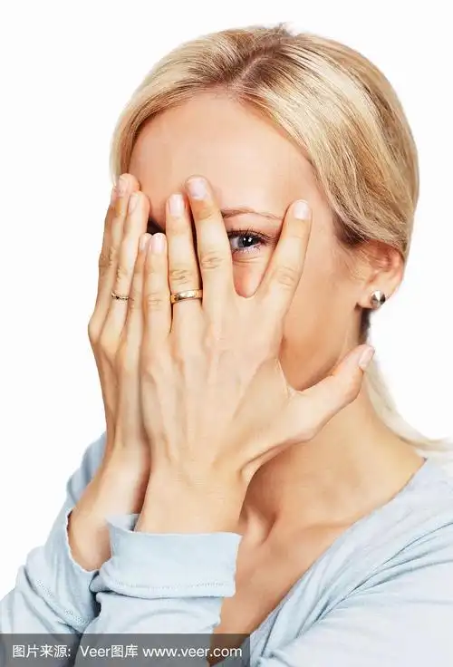 女人从指缝里偷窥