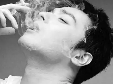 心理学家:男人吸烟的姿势,会暴露他的性格特征,很准!