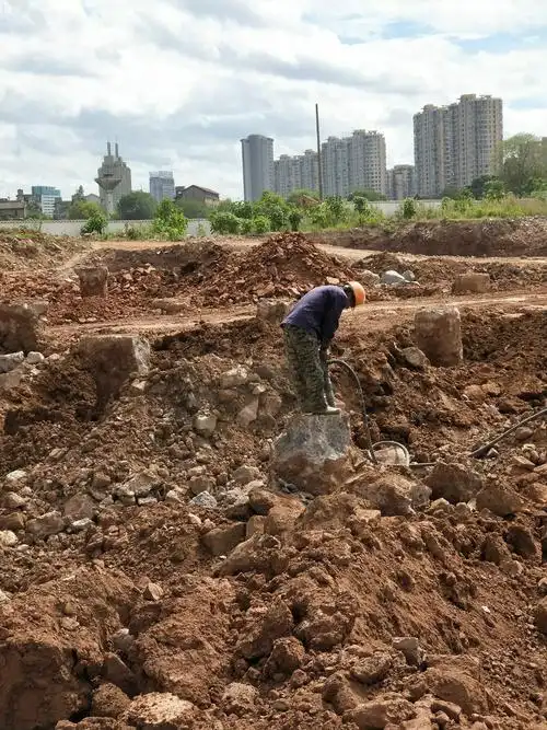 西区桩基凿桩头