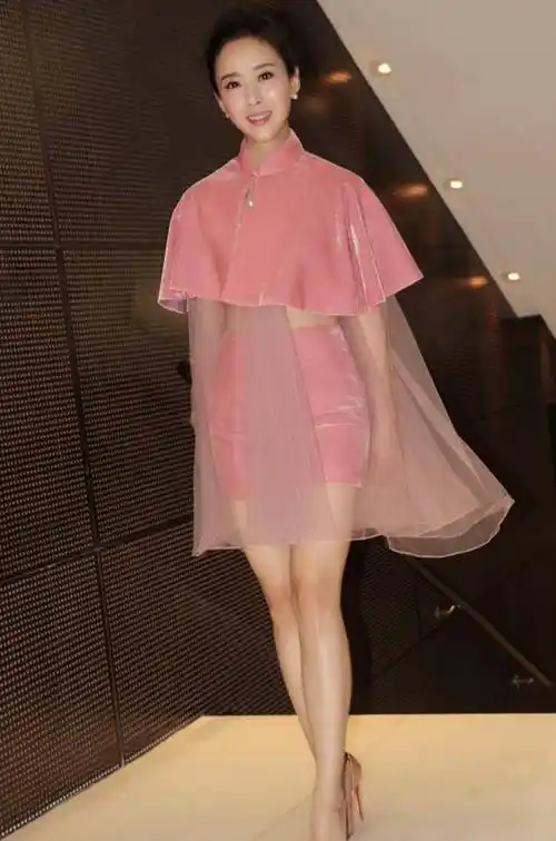 颜丹晨真是有高级感的女神穿粉色裙装俏皮大气魅力十足