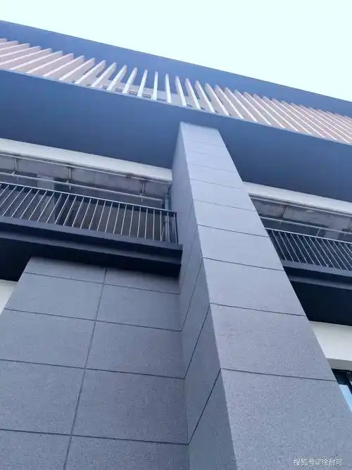 江苏张家港新中学校区外立面,涂耐可石材颗粒饰面砂浆外立面.