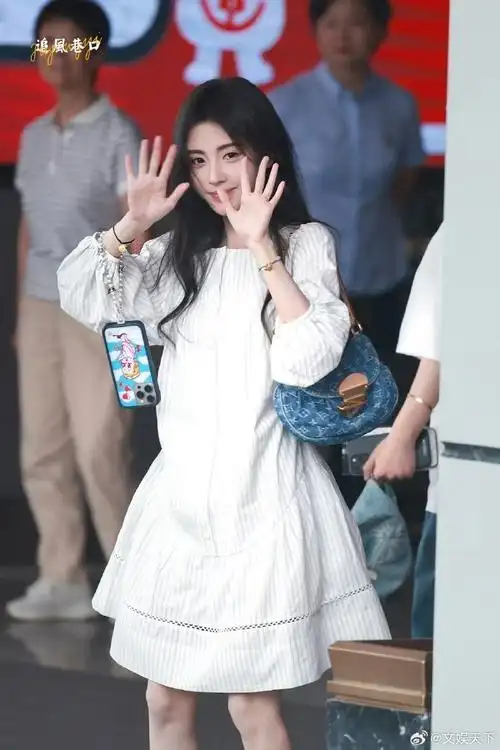 鞠婧祎白色条纹裙##鞠婧祎蝴蝶珍珠手机链