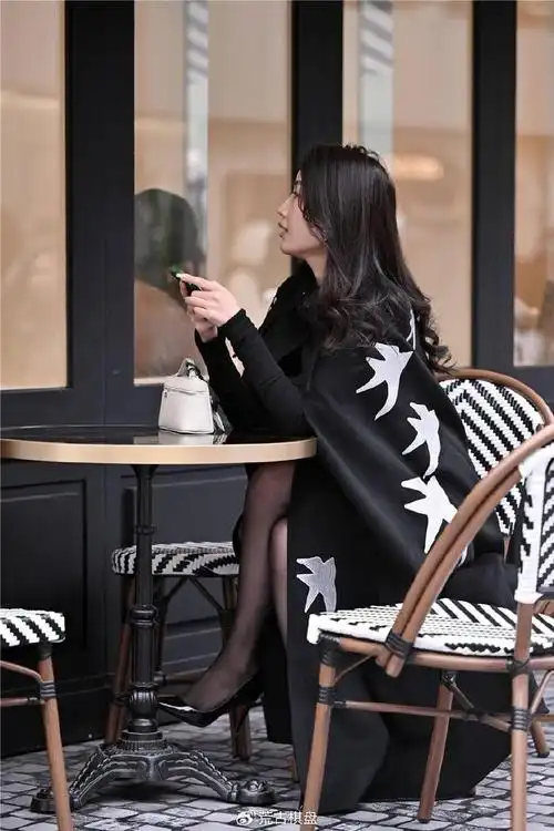 黑色丝袜搭配高跟鞋,大多数美女都会选择细跟的款式,时尚优雅__财经