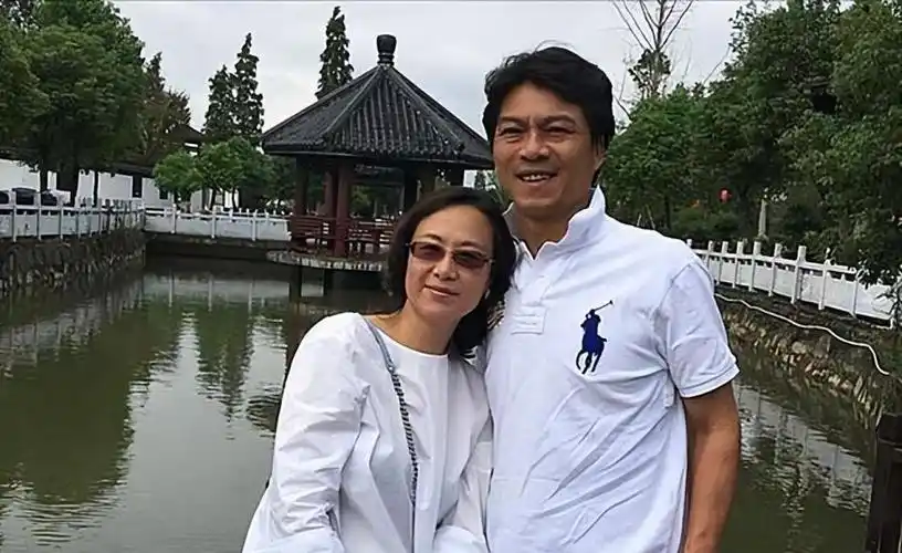 世界冠军江嘉良:巅峰时退役,娶百花影后为妻,相爱数十年无绯闻_腾讯