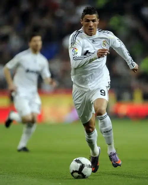 足球明星c罗场上奔跑