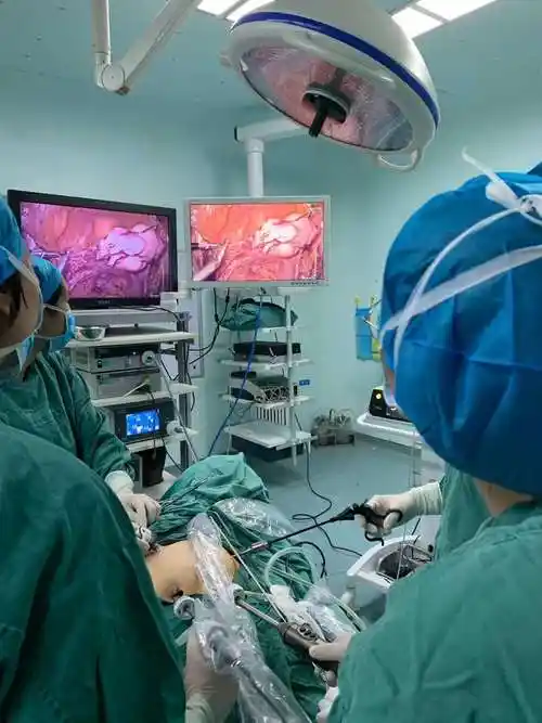 手术室,麻醉科的积极配合下,顺利完成首例无举宫腹腔镜下宫颈癌根治术