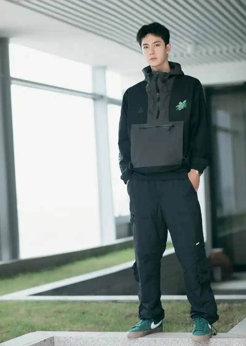 王一博黑豹工装冲锋衣帅气图片写真33