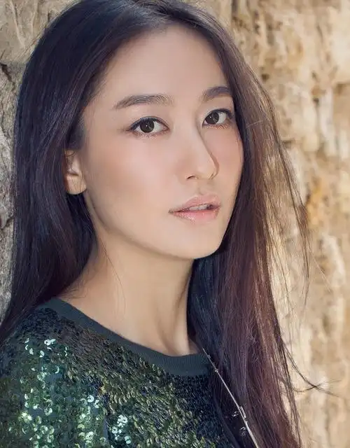 董维嘉出场艳压全场早期出席活动苏绣礼服亮相格外抢眼