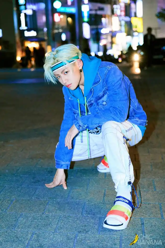 小鬼韩国之行街拍大片解锁 夜晚街头闪耀巨星光芒