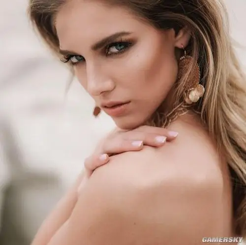 金发碧眼的正妹 美国小麦肤色肌女神十分吸睛