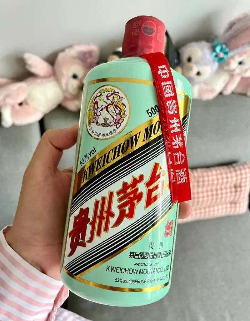 飞天茅台|分享一瓶tiffany蓝的飞天茅台酒 这瓶颜值也很不错 感觉很