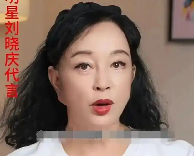 刘晓庆不修图感叹老年感真实,满脸皱纹不在意,老年打扮反倒舒服|素颜