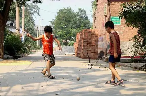 80后的集体回忆,丢沙包跳皮筋丢手绢,最后一个玩过的人不多