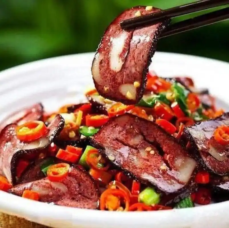 猪血丸子亦称豆腐丸子或豆腐圆饼.始于何时并无具体记载.据说源自于六