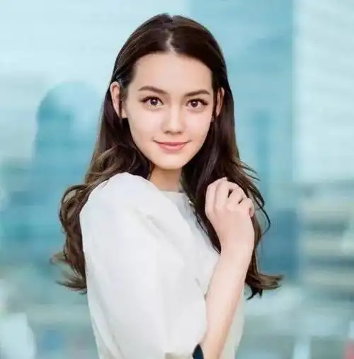 baby新签的中德混血girl竟是个超级白富美,17岁就各种时尚资源拿到手