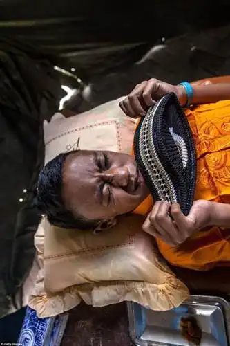 印尼男孩集体割礼 网友:画面太惨不敢看(图)