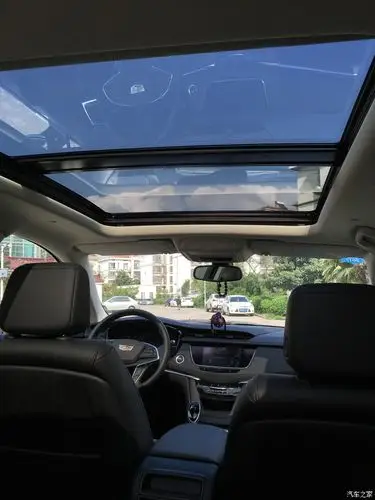 秋意中的豪华驾驭记一段凯迪拉克xt5的邂逅