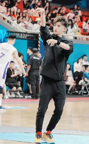 黄明昊秀投篮技术帅炸 携王大陆化身"靠谱教练"