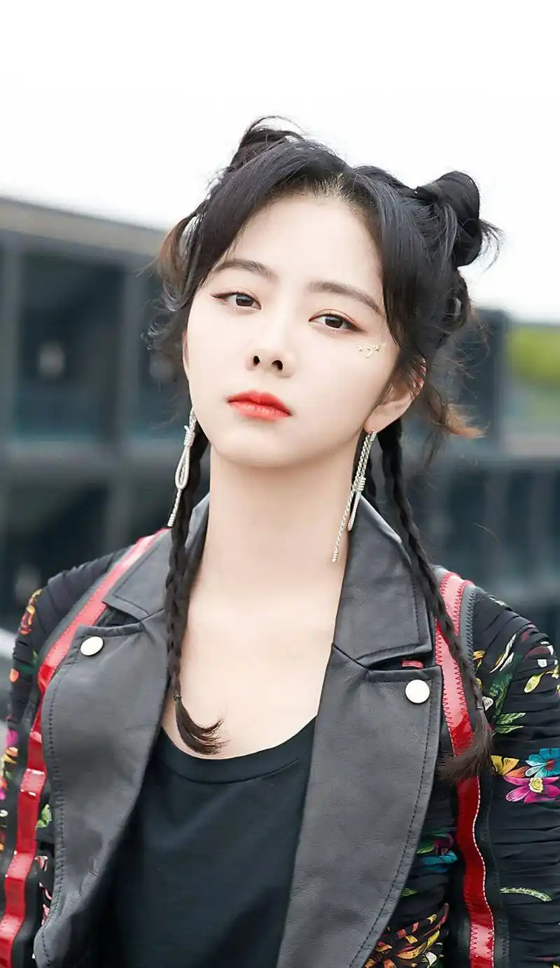 30岁的谭松韵活成了自己想要的样子,在原相机下还是一张娃娃脸!