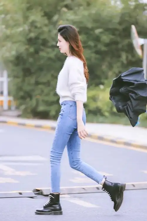 原创路人镜头下的徐璐太瘦了,穿紧身牛仔裤还有褶,这身材我酸了