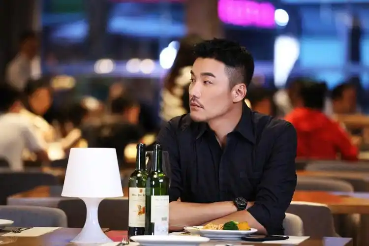 肩负责任与担当,胡兵完美演绎"双面机长"