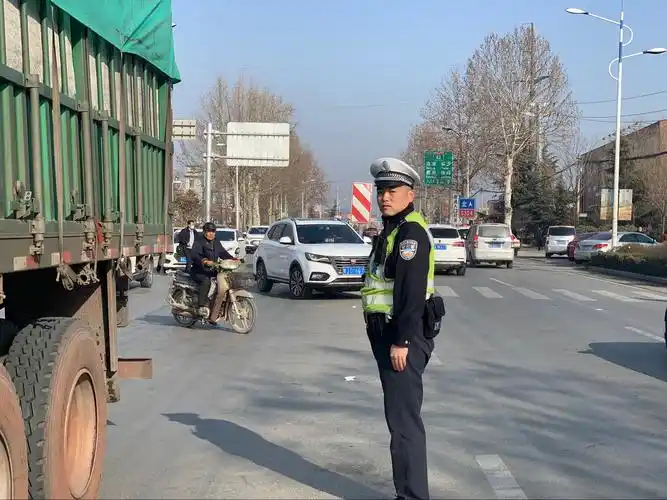 春节交警执勤忙 坚守岗位保通畅!